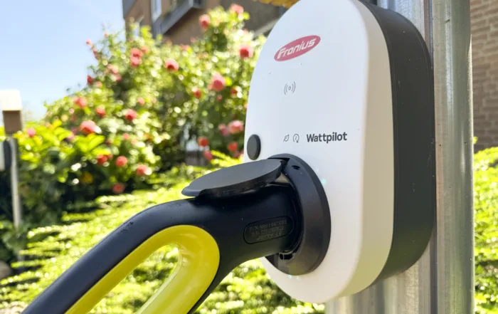 Ladesäule für E-Autos auf den Parkplätzen vor dem Hotel